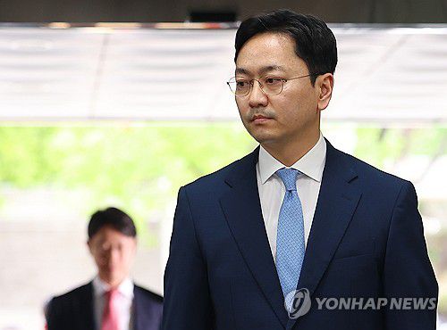 한덕수 전 총리 구속 전 피의자 심문 출석하는 김형수 특검보(서울=연합뉴스) 김도훈 기자 = 비상계엄 관련 사건을 수사하는 조은석 특검팀의 김형수 특검보가 27일 열린 한덕수 전 국무총리의 구속 전 피의자 심문(영장실질심사)에 출석하기 위해 서울 서초구 서울중앙지법에 들어서고 있다. 2025.8.27 superdoo82@yna.co.kr