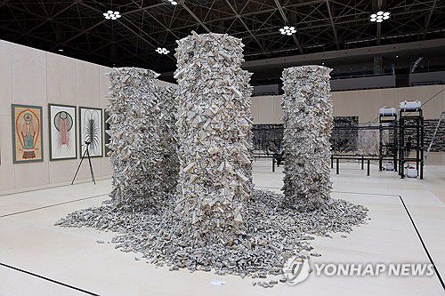약봉지가 된 작품(목포=연합뉴스) 형민우 기자 = 27일 전남 목포시 목포문화예술회관에서 2025 전남국제수묵비엔날레 프레스 오픈이 열려 한약방 봉지를 활용한 전광영의 '집합' 작품이 선보이고 있다. 2025 전남국제수묵비엔날레는 30일부터 10월 31일까지 목포와 진도, 해남 등에서 '문명의 이웃들'을 주제로 다양한 수묵 작품을 선보인다. 2025.8.27 minu21@yna.co.kr