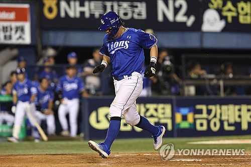 삼성 강민호, KBO리그 최고령 1천 득점…이종범 기록 경신(서울=연합뉴스) 프로야구 삼성 라이온즈 포수 강민호(40)가 KBO리그 역대 최고령 1천 득점 기록을 세웠다. 27일 서울 잠실구장에서 열린 두산 베어스와 삼성 라이온즈의 경기에서 7번 타자 포수로 선발 출전한 삼성 강민호가 5회에 홈을 밟고 있다.      40세 9개월의 나이에 KBO리그 역대 26번째로 1천 득점 고지를 밟은 강민호는 이종범 전 kt wiz 코치가 KIA 타이거즈 유니폼을 입고 작성한 종전 최고령 기록 38세 9개월 21일을 경신했다. 2025.8.27 [삼성 라이온즈 제공. 재판매 및 DB 금지] photo@yna.co.kr