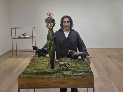 작품 설명하는 이즈미 가토(서울=연합뉴스) 박의래 기자 = 일본 현대미술가 이즈미 가토가 26일 서울 신사동 페로탕 서울에서 자기 설치 작품에 관해 설명하고 있다. 2025.8.28. laecorp@yna.co.kr