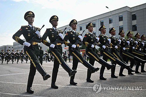 '하나된 동작으로'…中 전승절 열병식 군사 퍼레이드 예행연습