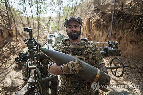 155㎜ 포탄 운반하는 우크라이나 포병(2025.8.7)[AP=연합뉴스 자료사진. 재판매 및 DB 금지]