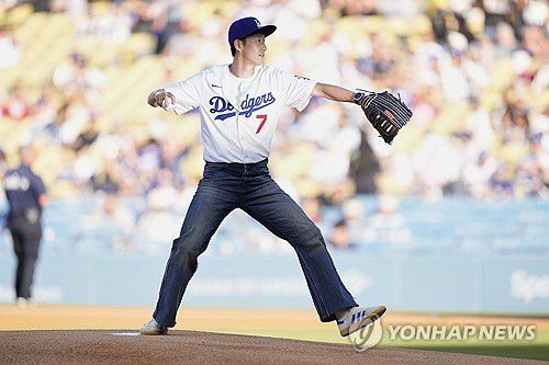 27일(현지시간) LA 다저스 홈경기서 시구하는 손흥민 [AP=연합뉴스. 재판매 및 DB 금지]