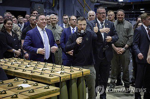 민주당을 위한 선거운동 논란을 일으킨 젤렌스키 대통령의 펜실베이니아 포탄공장 방문. 맨 왼쪽 여성이 경질된 우크라이나 주미대사인 옥사나 마르카로바. [EPA 연합뉴스 자료사진. 재판매 및 DB 금지]