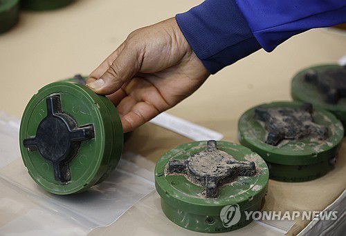 태국군이 발견, 수거한 대인지뢰지난 15일(현지시간) 태국 육군이 캄보디아와 국경 지대에서 수거했다면서 공개한 러시아제 PMN-2 대인지뢰. [EPA 연합뉴스 자료사진. 재판매 및 DB 금지]