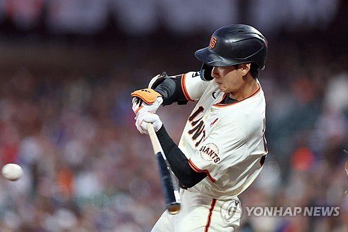 타격하는 이정후[AFP=연합뉴스]