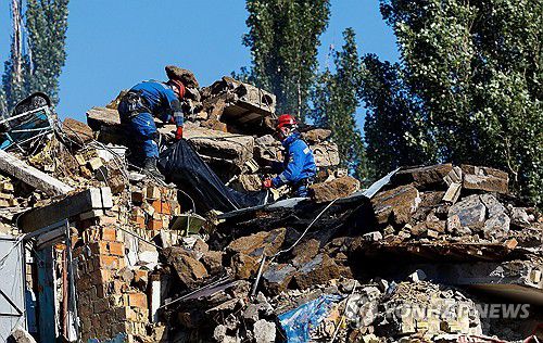 키이우의 인명 수색 작업[로이터=연합뉴스]