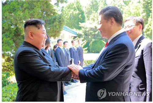 2018년 6월 김정은 3차 방중김정은 북한 국무위원장이 세번째로 중국을 방문한 2018년 6월 20일 시진핑 중국 국가주석과 중국 국빈관인 조어대(釣魚台)에서 만나는 모습. 김 위원장은 방중 첫날인 전날에도 시 주석과 정상회담을 했다. 2018년 6월21일 북한 노동당 기관지 노동신문이 게재 사진. 2025.8.28 [연합뉴스 자료사진. 국내에서만 사용가능. 재배포 금지. For Use Only in the Republic of Korea. No Redistribution] nkphoto@yna.co.kr