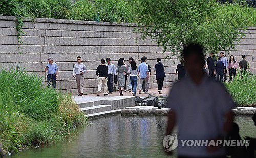 산책하는 직장인(서울=연합뉴스) = 20일 서울 청계천에서 직장인 및 시민들이 점심시간을 맞아 산책을 즐기고 있다. 2025.5.20 [연합뉴스 자료사진]
