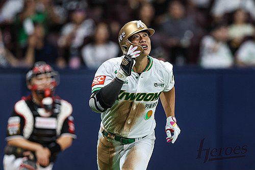 키움 송성문, 올 시즌 첫 20홈런-20도루(서울=연합뉴스) 프로야구 키움 히어로즈의 베테랑 타자 송성문이 올 시즌 처음으로 20홈런-20도루를 달성했다.     송성문은 광복절인 15일 서울 고척 스카이돔에서 열린 2025 신한 SOL뱅크 KBO리그 kt wiz와 홈경기에서 1-2로 끌려가던 5회 2사 후 상대 선발 고영표로부터 우측 펜스를 넘어가는 동점 솔로홈런을 뽑아냈다. 사진은 올 시즌 20번째 홈런 때리고 타구 바라보는 키움의 송성문. [키움 히어로즈 제공. 재판매 및 DB 금지] photo@yna.co.kr