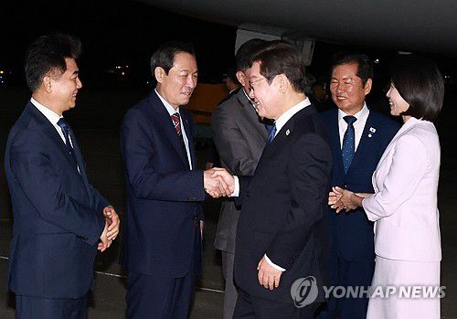 이재명 대통령, 우상호 정무수석과 인사(성남=연합뉴스) 홍해인 기자 = 이재명 대통령과 김혜경 여사가 일본·미국 방문 일정을 마치고 28일 경기도 성남 서울공항에 도착해 영접 나온 우상호 정무수석와 인사하고 있다. 2025.8.28 hihong@yna.co.kr