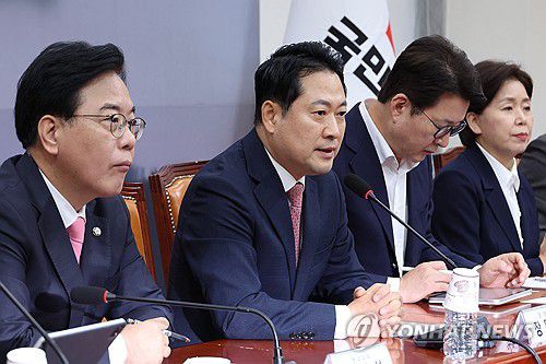 국민의힘 최고위원회의(서울=연합뉴스) 김주성 기자 = 국민의힘 장동혁 대표가 28일 서울 여의도 국회에서 열린 최고위원회의에서 발언하고 있다. 2025.8.28 utzza@yna.co.kr