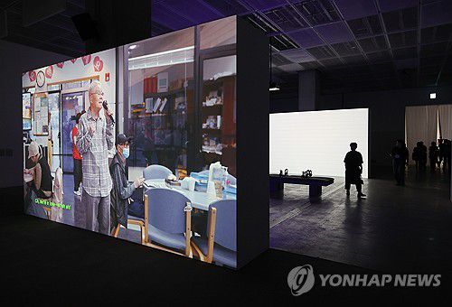 '올해의 작가상 2025' 김영은의 작품(서울=연합뉴스) 이재희 기자 = 28일 서울 종로구 국립현대미술관 서울관에서 열린 '올해의 작가상 2025' 전시에서 취재진이 김영은 작가의 작품을 살펴보고 있다. 국립현대미술관과 SBS문화재단이 공동주최한 이 전시는 다음 해 2월 1일까지 열린다. 2025.8.28 scape@yna.co.kr