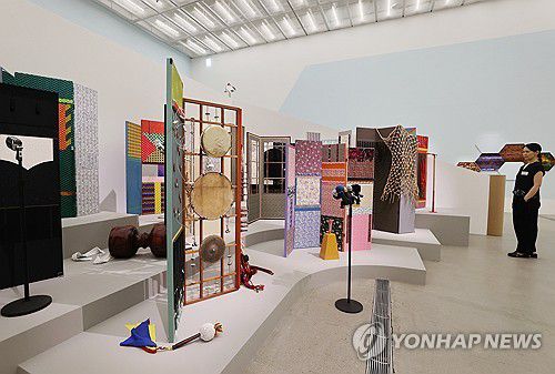 '올해의 작가상 2025' 김지평 작가(서울=연합뉴스) 이재희 기자 = 28일 서울 종로구 국립현대미술관 서울관에서 열린 '올해의 작가상 2025' 전시에서 김지평 작가가 전시장을 둘러보고 있다. 국립현대미술관과 SBS문화재단이 공동주최한 이 전시는 다음 해 2월 1일까지 열린다. 2025.8.28 scape@yna.co.kr