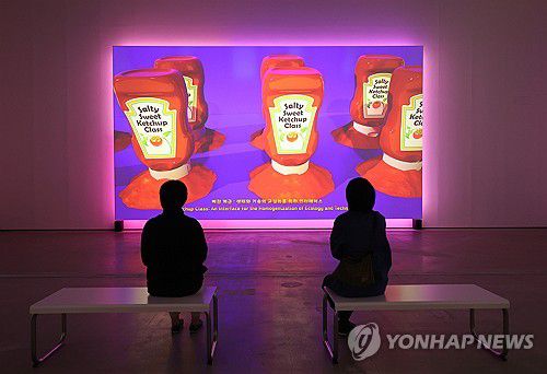 언메이크랩의 '올해의 작가상 2025' 전시(서울=연합뉴스) 이재희 기자 = 28일 서울 종로구 국립현대미술관 서울관에서 열린 '올해의 작가상 2025' 전시에서 후원작가 언메이크랩 팀이 영상 작품을 보고 있다. 국립현대미술관과 SBS문화재단이 공동주최한 이 전시는 다음 해 2월 1일까지 열린다. 2025.8.28 scape@yna.co.kr