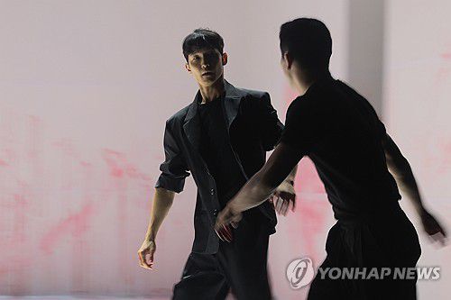 김성훈 on Sync Next 25 'Pink' 언론공개 및 기자간담회(서울=연합뉴스) 류효림 기자 = 28일 서울 종로구 세종문화회관 S시어터에서 열린 김성훈 on Sync Next 25 'Pink' 언론공개 및 기자간담회에서 출연진이 주요 장면을 시연하고 있다. 2025.8.28 ryousanta@yna.co.kr