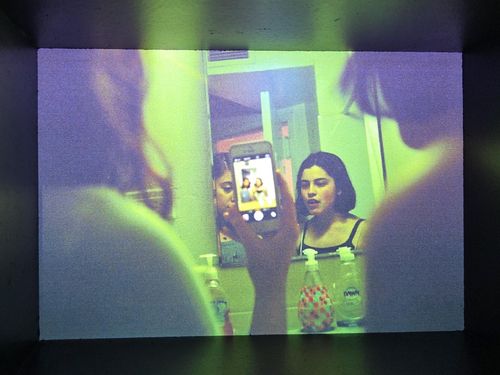 페트라 콜린스 연작 '셀피'(서울=연합뉴스) 박의래 기자 = 28일 서울 종로구 대림미술관에서 열린 캐나다 사진작가 페트라 콜린스의 '팬걸'(fangirl)에 전시 중인 연작 '셀피'. 2025.8.29. laecorp@yna.co.kr