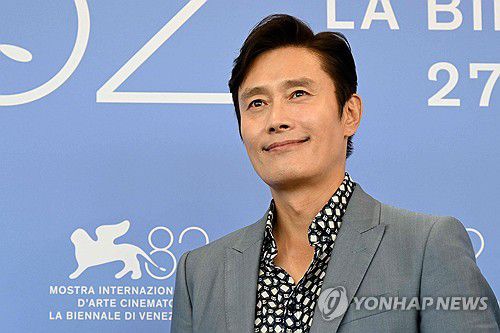 영화 '어쩔수가없다'의 배우 이병헌(AFP=연합뉴스) 영화 '어쩔수가없다'의 배우 이병헌이 29일(현지시간) 이탈리아 베네치아 리도섬에서 열린 공식 기자회견 뒤 기념 촬영을 하고 있다. 2025.08.29.