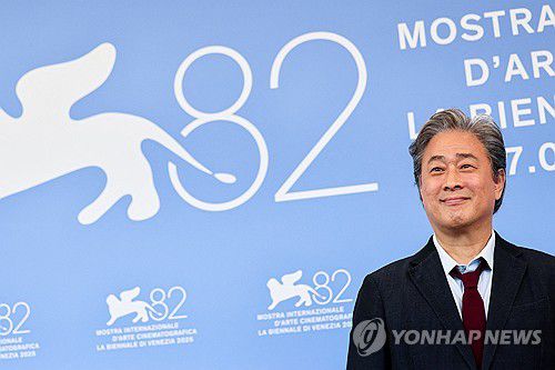 영화 '어쩔수가없다'의 박찬욱 감독(로이터=연합뉴스) 영화 '어쩔수가없다'의 박찬욱 감독이 29일(현지시간) 이탈리아 베네치아 리도섬에서 열린 공식 기자회견 뒤 기념 촬영을 하고 있다. 2025.08.29.