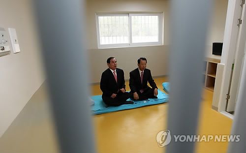 2010년 11월 개소를 앞두고 소망교도소 관계자들이 시설을 설명하고 있다.[연합뉴스 자료사진]