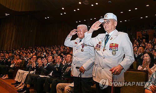 2025 대한민국 육군 호국음악회(서울=연합뉴스) 6.25전쟁 75주년을 맞아 지난 17일 서울 여의도 KBS홀에서 열린 '2025 대한민국 육군 호국음악회' 공연에 앞서 6.25전쟁 참전용사들이 거수경례하고 있다. 2025.6.18 [육군 제공. 재판매 및 DB 금지] photo@yna.co.kr
