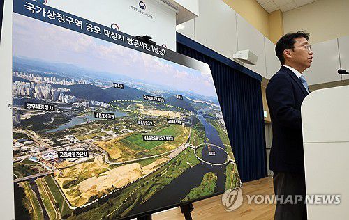 대통령 세종집무실과 국회세종의사당 등 국제설계공모 착수(세종=연합뉴스) 배재만 기자 = 강주엽 행정중심복합도시건설청장이 28일 정부세종청사 중앙동 공용브리핑실에서 세종시 중앙에 위치한 원수산, 전월산 남측 약 210만 ㎡ 부지를 '국가상징구역'으로 명명하고 이곳에 대통령 세종집무실, 국회세종의사당 그리고 시민 공간을 조성하겠다며 국제공모를 통해 마스터플랜을 마련하겠다고 밝히고 있다. 2025.8.28 scoop@yna.co.kr