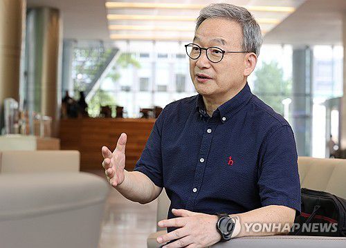 인터뷰하는 정호승 시인(서울=연합뉴스) 이재희 기자 = 시집 '편의점에서 잠깐'을 펴낸 정호승 시인이 29일 서울 연합뉴스 사옥에서 인터뷰를 하고 있다. 2025.8.29 scape@yna.co.kr