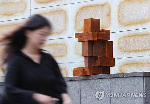 갤러리 외부에 전시된 앤서니 곰리의 작품(서울=연합뉴스) 이재희 기자 = 29일 서울 강남구 화이트큐브서울 외부에 영국 조각가 앤서니 곰리의 작품이 전시돼 있다. 화이트 큐브 서울과 타데우스 로팍 서울은 앤서니 곰리의 개인전 '불가분적 관계'를 공동 기획해 오는 9월 2일부터 각 갤러리에서 선보인다. 2025.8.29 scape@yna.co.kr