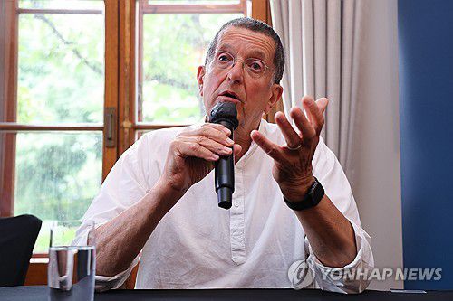 개인전 여는 앤서니 곰리, 영국대사관서 기자간담회(서울=연합뉴스) 서대연 기자 = 영국의 조각가 앤서니 곰리가 29일 서울 중구 주한영국대사관에서 열린 기자간담회에서 발언하고 있다.      곰리는 다음 달 2일부터 신사동 화이트 큐브 서울과 한남동 타데우스 로팍 서울에서 개인전 '불가분적 관계'를 선보일 예정이다. 2025.8.29 dwise@yna.co.kr