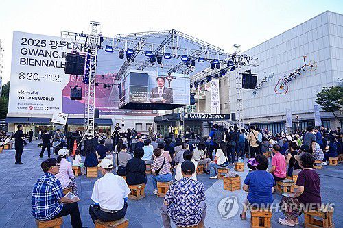 2025 광주디자인비엔날레 개막(광주=연합뉴스) 29일 오후 광주 북구 광주비엔날레 광장 특설무대에서 열린 2025 광주디자인비엔날레 개막식에서 강기정 광주시장이 환영사를 하고 있다. 2025.8.29 [광주시 제공. 재판매 및 DB 금지] hs@yna.co.kr