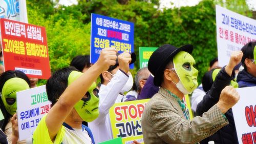 "반인륜적 실험실, 고아원 철폐하라"고아산업 중단을 요구하면서 시위하는 고아권익연대 회원들 [고아권익연대 제공]