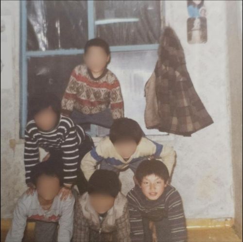 S 보육원서 초등학교 시절 유진수 대표(맨 아랫줄의 맨 오른쪽)[본인 제공]