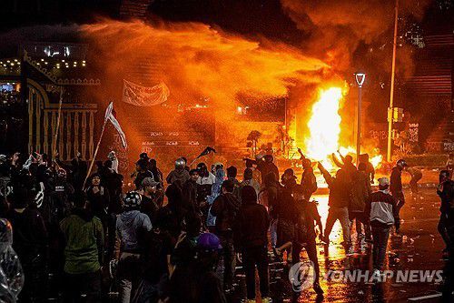 경찰과 충돌한 시위대[AFP 연합뉴스. 재판매 및 DB 금지]