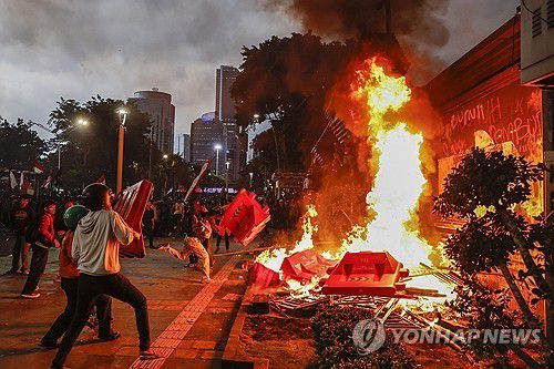 자카르타 경찰청 인근서 불 지르는 시위대[EPA 연합뉴스. 재판매 및 DB 금지]