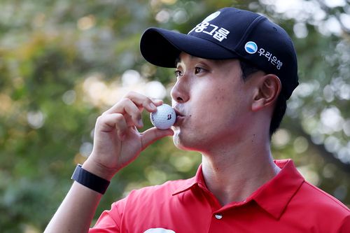 앨버트로스한 공에 입맞추는 조우영[KPGA 제공. 재판매 및 DB 금지]