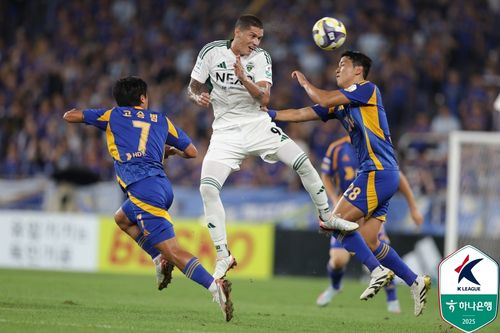 전북 티아고(가운데)와 올산 이재익(오른쪽)이 공중볼을 다투고 있다.[한국프로축구연맹 ㅔ공. 재판매 및 DB 금지]