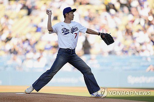 LA 다저스와 신시내티 레즈의 경기에서 시구하는 손흥민[AP=연합뉴스]