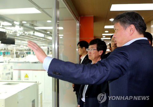 2015년 SK하이닉스 중국 우시공장 방문한 최태원 회장[SK그룹 제공. 재판매 및 DB 금지]