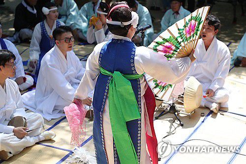 '강릉에 단비를'…기우제 봉행(강릉=연합뉴스) 지난 23일 강원 평창군 대관령면 횡계리 대관령산신당·대관령국사성황사에서 강릉단오제보존회가 기우제(祈雨祭)를 봉행하고 있다. [연합뉴스 자료사진]