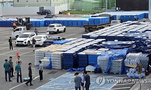 학교와 유치원, 경로당에 생수 배부(강릉=연합뉴스) 지난 29일 강원 강릉시 강릉아레나 주차장에서 극심한 가뭄으로 어려움을 겪는 학교와 경로당, 유치원 등에 생수를 배부하고 있다. [연합뉴스 자료사진]