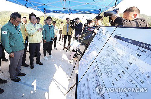 강릉 가뭄 현장 점검하는 이재명 대통령(강릉=연합뉴스) 홍해인 기자 = 이재명 대통령이 30일 강원 강릉시 성산면 오봉저수지를 방문해 가뭄 대응 추진 상황을 점검하고 있다. 2025.8.30 [대통령실통신사진기자단] hihong@yna.co.kr