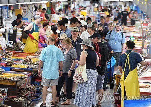부쩍 늘어난 외국인 관광객, 부산 자갈치 (부산=연합뉴스) 강선배 기자 = 21일 부산 중구 자갈치시장을 찾은 외국인 관광객들이 시장을 둘러보며 수산물을 고르고 있다.     부산관광공사에 따르면, 지난해 부산을 찾은 외국인 관광객은 482만4천845명으로 전년보다 118% 증가했다. 외국인 관광객이 가장 많이 찾은 곳은 자갈치·국제시장(63만3천833명)이었다. 2025.8.21      sbkang@yna.co.kr