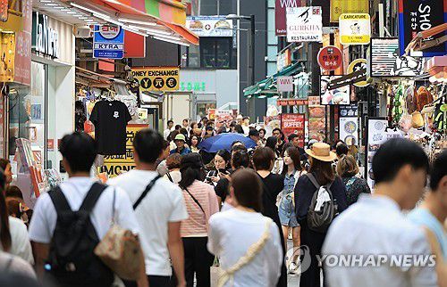 광복절 휴일로 북적이는 명동  (서울=연합뉴스) 최재구 기자 = 광복절인 15일 서울 명동이 관광객과 시민 등으로 붐비고 있다. 2025.8.15     jjaeck9@yna.co.kr