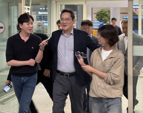 인천국제공항 통해 귀국하는 이재용 삼성전자 회장(서울=연합뉴스) 한지은 기자 = 1주일간의 한미정상회담 경제사절단 동행 일정을 마친 이재용 삼성전자 회장이 31일 인천공항 제2여객터미널을 통해 입국하며 취재진의 질문에 답변하고 있다. 2025.8.31