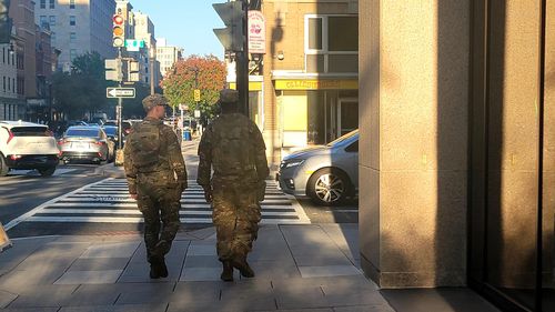워싱턴DC 거리 순찰하는 군 병력(워싱턴=연합뉴스) 조준형 특파원 = 도널드 트럼프 미국 대통령의 명령에 따라 수도 워싱턴 DC 치안에 군 병력이 투입되고 있는 가운데, 27일(현지시간) 저녁 워싱턴 시내 중심가에서 군인들이 순찰을 하고 있다. 2025.8.31 jhcho@yna.co.kr
