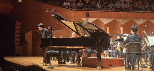 관객에게 인사하는 후지타 마오(서울=연합뉴스) 일본 피아니스트 후지타 마오가 29일 서울 예술의전당에서 열린 KBS교향악단 정기연주회에서 앙코르 연주를 마친 뒤 관객에게 고개를 숙여 인사하고 있다. 2025.08.29 hyun@yna.co.kr