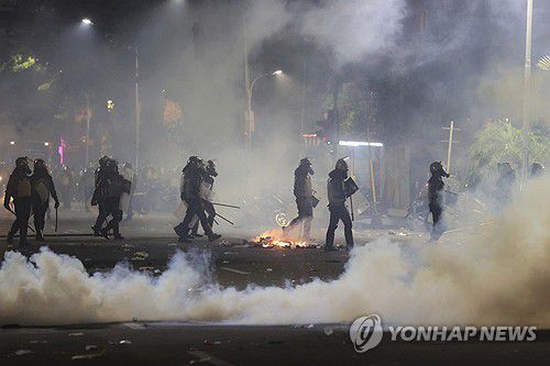 최루탄 터진 인도네시아 수라바야[AP 연합뉴스. 재판매 및 DB 금지]