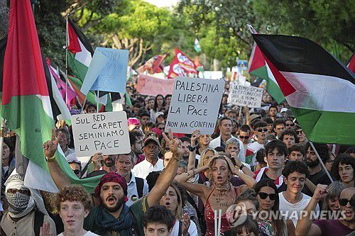 30일(현지시간) 이탈리아 베네치아에서 열린 전쟁 반대 시위.[AP=연합뉴스. 재판매 및 DB 금지]