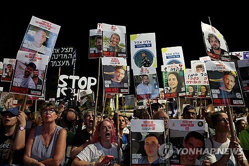 30일(현지시간) 이스라엘 텔아비브 인질 광장에서 열린 휴전 및 인질 석방 촉구 시위.[로이터=연합뉴스. 재판매 및 DB 금지]