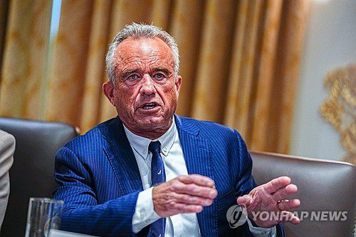 케네디 미국 보건복지부장관(워싱턴DC UPI=연합뉴스) 로버트 케네디 미국 보건복지부 장관이 2025년 8월 26일 열린 각료 회의에서 발언하고 있다. (Photo by Aaron Schwartz/UPI) 2025.8.31